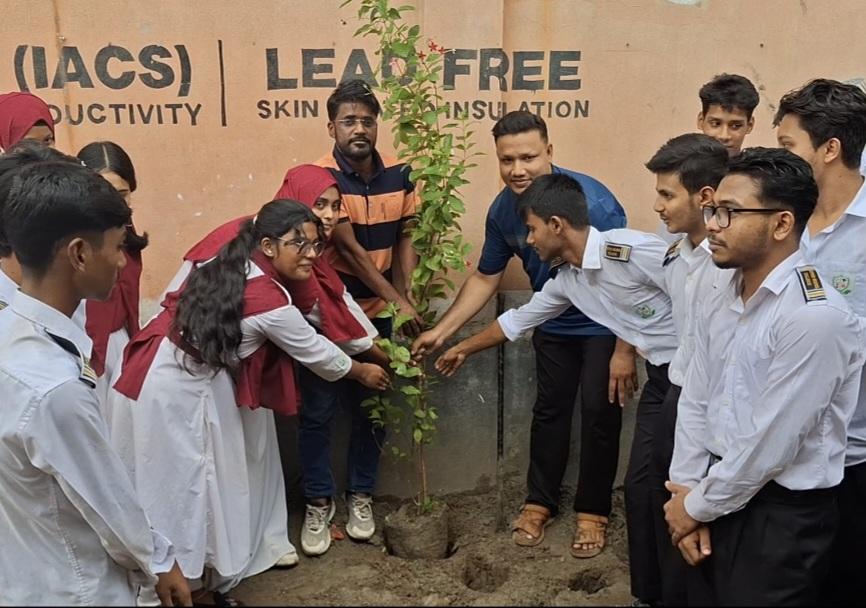লক্ষ্মীপুর অক্সফোর্ড মডেল কলেজে বৃক্ষরোপণ কর্মসূচি